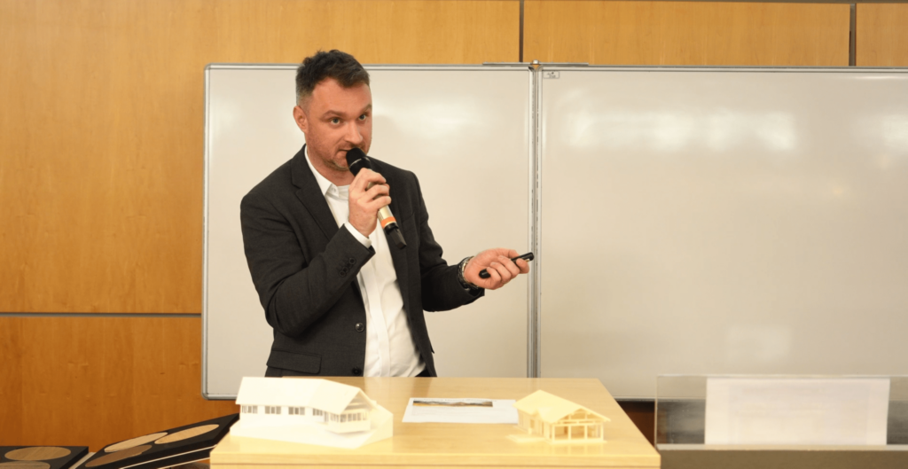 Přednáška o výběru pozemku a moderní projektování roubenek Oty Uchytila.