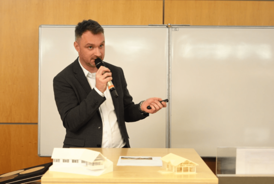 Přednáška o výběru pozemku a moderní projektování roubenek Oty Uchytila.